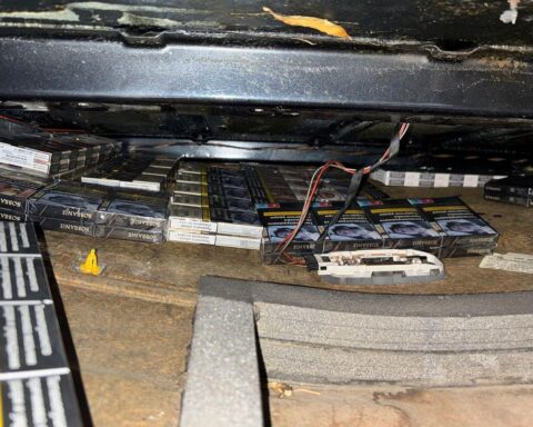 Versteck im Dachhimmel eines Kleintransporters mit beschlagnahmten unversteuerten Zigaretten.