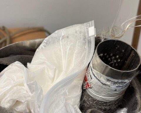 Geöffnete Auspuffanlage mit verstecktem Ketamin, Zollhund entdeckte Drogenfund am Flughafen Köln.