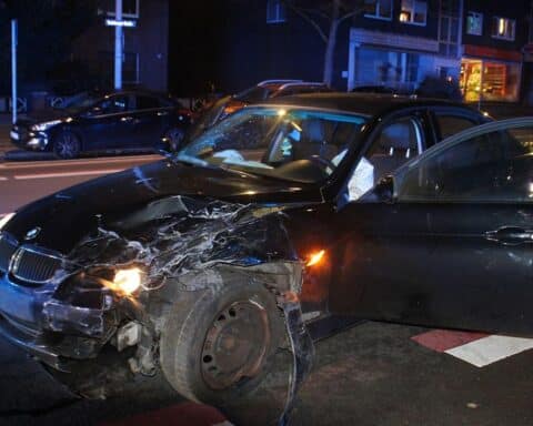 Verunfallter schwarzer BMW auf Parkplatz, Polizeieinsatz nach TikTok-Dreh und Verfolgungsfahrt.