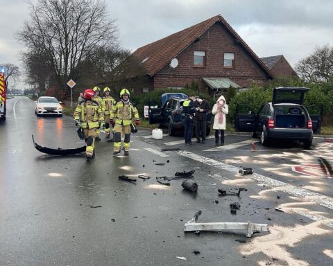 Verkehrsunfall mit zwei beschädigten Pkw, Feuerwehr und Rettungsdienst im Einsatz.
