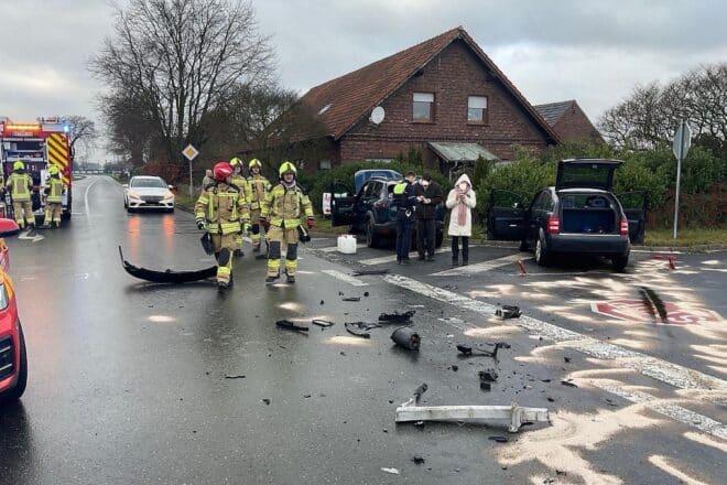 Zwei Autos kollidieren in Alpen
