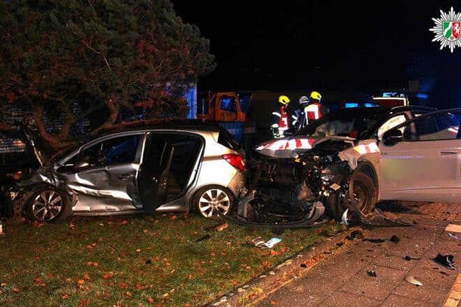 Zwei Autos nach Unfall in Oberhausen in Vorgarten geschleudert