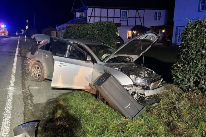 Zwei Jugendliche bei Unfall auf B7 bei Warburg schwer verletzt