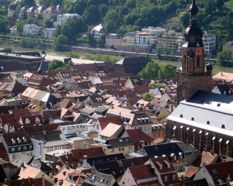 Zwei verletzte Männer nach Schlägerei in Heidelberger Bar, Polizei sucht Zeugen des Vorfalls.