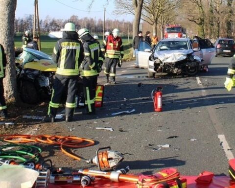 Schwerer Verkehrsunfall, zwei schwerverletzte Personen, Rettungswagen, Unfallstelle, Polizei vor Ort.