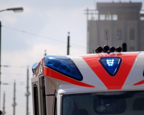 Zwei schwer verletzte Zweiradfahrer nach Unfällen im Rhein-Erft-Kreis, Rettungswagen im Einsatz.