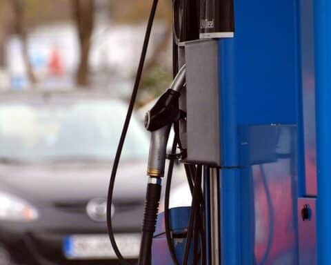 Überfallene Tankstelle mit Zapfsäule, Polizei sucht Zeugen und Täterbeschreibung.