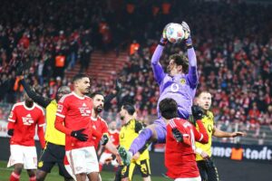 Dortmund-Spieler feiern nach Tor gegen Union Berlin, jubelnde Fans im Hintergrund.