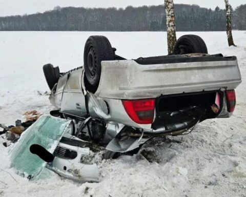 Unfallfahrzeug nach schwerem Crash, Einsatzkräfte befreien 18-jährige Fahrerin aus dem Wrack.