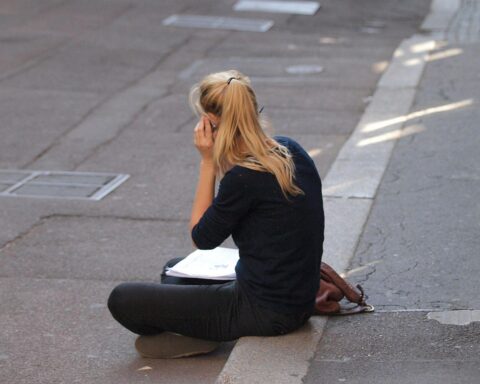 Junge Frau telefoniert, symbolisiert Kommunikation und den Streit um Mobilfunkfrequenzen.
