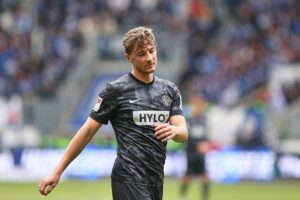 Elversberg-Spieler jubeln nach Elfmeter-Tor, Kaiserslautern in Bedrängnis, Rote Karte beeinflusst Partie.