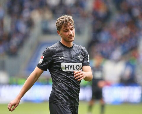 Elversberg-Spieler jubeln nach Elfmeter-Tor, Kaiserslautern in Bedrängnis, Rote Karte beeinflusst Partie.