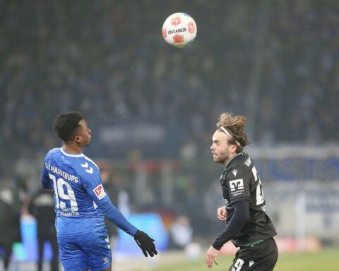 Fußballspiel zwischen 1. FC Magdeburg und Hannover 96 mit spannenden Momenten und Toren.