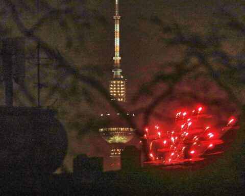 Silvesterfeuerwerk über dem Berliner Fernsehturm symbolisiert den Beginn neuer Regelungen im Jahr 2026.