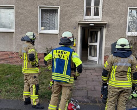 Feuerwehr bei Kohlenmonoxid-Einsatz, leer geräumtes Gebäude, keine Gefahr, koordinierte Rettungsmaßnahmen.
