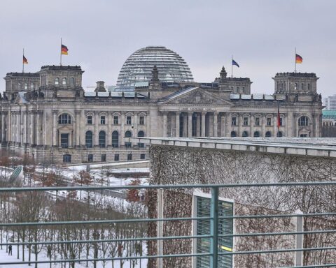 Reichstagsgebäude in Berlin, symbolisiert politische Debatten über Neubau- und Kostensenkungsstrategien.