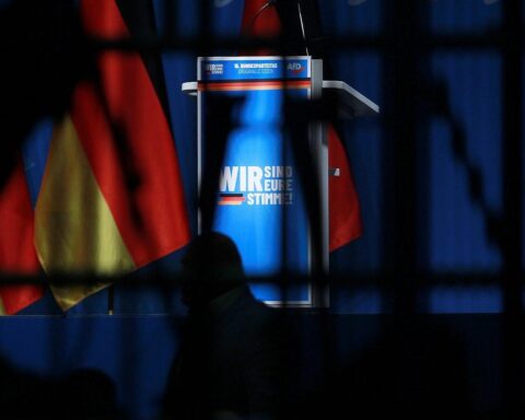 AfD-Logo vor Hintergrund von Landtagswahlen, symbolisiert politische Strategie und Regierungsbeteiligung.