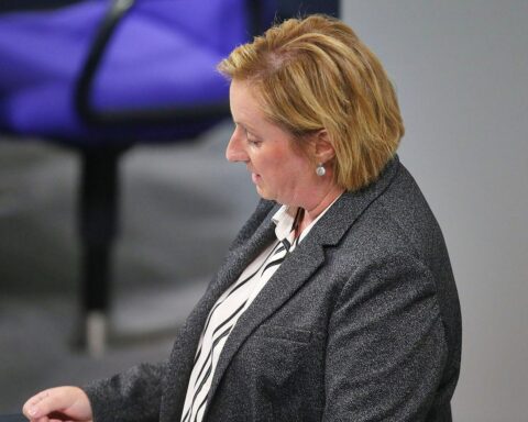 Eine Konfrontation zwischen AfD und Bundesregierung über Pflegeleistungen für ukrainische Staatsangehörige.