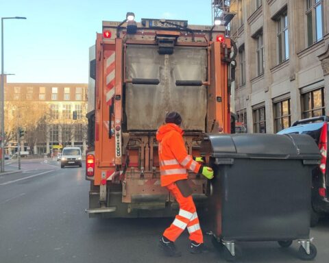 Berliner Stadtreinigung bei der Entsorgung alter Batterien, um Brände zu verhindern und Sicherheit zu gewährleisten.