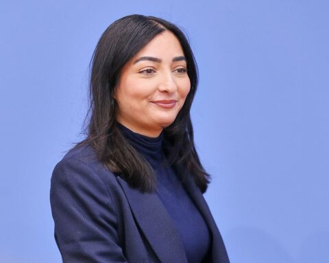 Entwicklungsministerin und strategische Allianzen mit Golfstaaten. Themen: Wiederaufbau, Frauenrechte, Entwicklungszusammenarbeit.