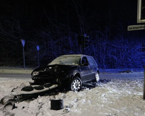 Alko-Fahrerin rammt Ampel, Fahrzeug stark beschädigt, Polizei ermittelt, hoher Sachschaden.