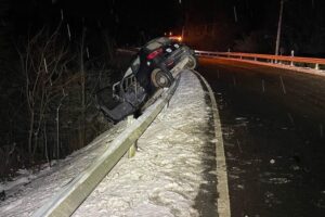 Unfallfahrzeug an Schutzplanke, alkoholisierter Fahrer, Landesstraße 165, Polizeiinspektion Birkenfeld.