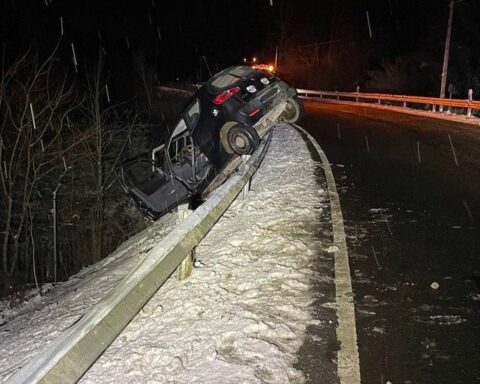 Unfallfahrzeug an Schutzplanke, alkoholisierter Fahrer, Landesstraße 165, Polizeiinspektion Birkenfeld.