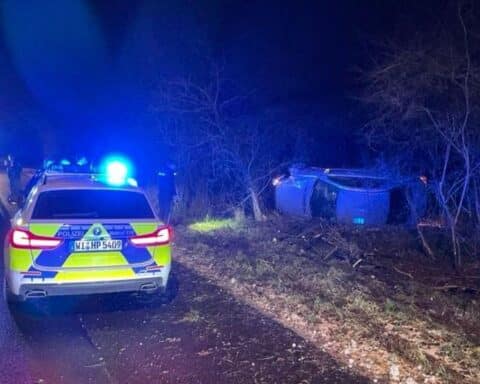 Unfallstelle mit Polizei, beschädigtem Auto und Umgebung in Karlstein nach Verfolgungsfahrt.