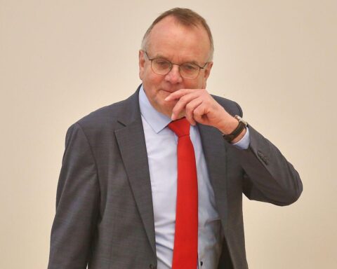 Drei Ministertreten aus BSW aus, Fokus auf Brandenburgs Belange, politische Neuorientierung.