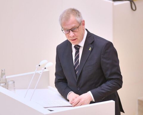 Brandanschlag auf Grundstück von Antisemitismusbeauftragtem; Verurteilung durch Ministerpräsident und Innenminister.