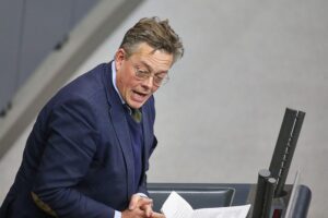 Konstantin von Notz fordert Ermittlungen zu linksextremistischem Brandanschlag auf Berliner Stromnetz.