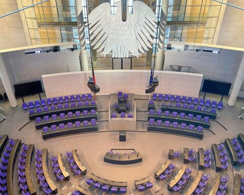Deutscher Bundestag unter Sicherheitsüberprüfung nach Anschlag: Kritische Infrastruktur und Schutzmaßnahmen diskutiert.