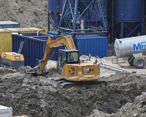 Baustelle mit Arbeitern, symbolisiert den Anstieg der Arbeitslosigkeit in Rheinland-Pfalz.