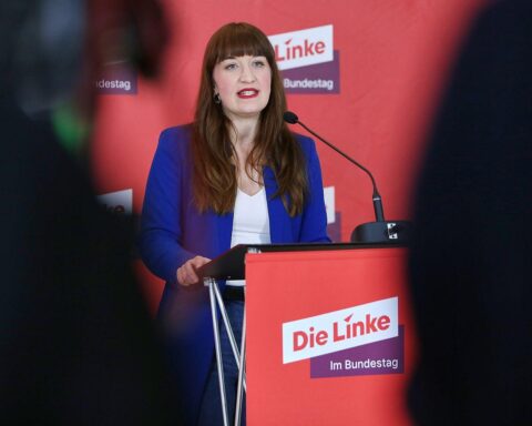 Heidi Reichinnek kritisiert Zwangsdienste und fordert Verbesserungen in der sozialen Sicherheit.