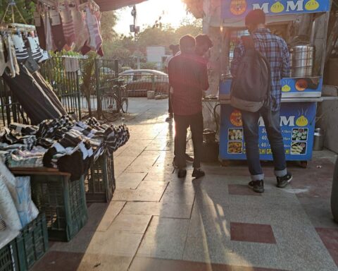 Markt in Neu-Delhi, symbolisiert Indiens Wachstum und Bedeutung für deutsche Wirtschaftspartnerschaften.