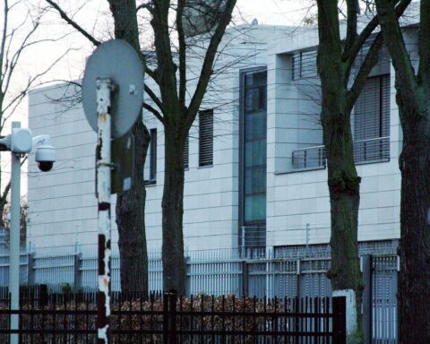 Iranische Botschaft in Berlin, Symbol für diplomatische Spannungen und Menschenrechtsverletzungen im Iran.