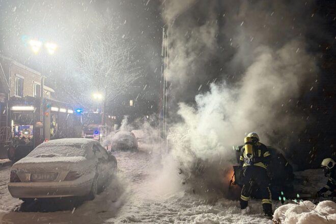 Auto brennt in Aurich bei Schneefall vollständig aus