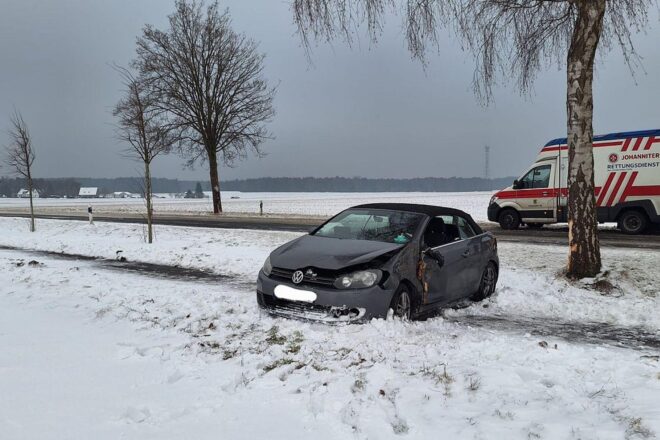 Auto prallt gegen Baum auf B3 bei Bergen