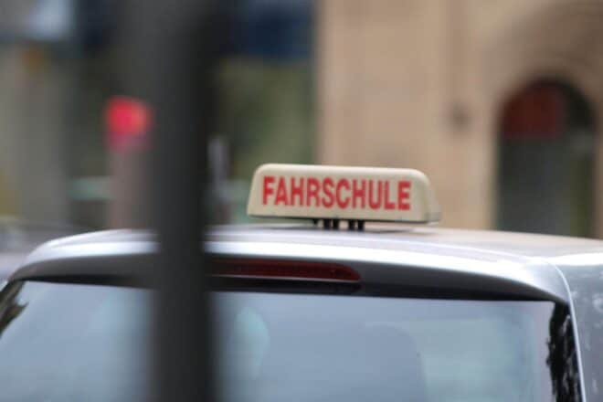 Autoclub glaubt nicht an sinkende Preise für Führerscheine