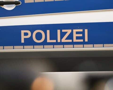Schwerer Verkehrsunfall: Polizei und Rettungsdienst an einem beschädigten BMW auf der Straße.