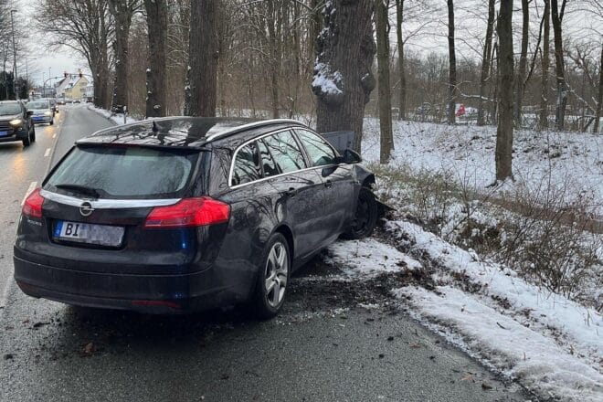 Autofahrer nach Baumunfall in Bielefeld unter Drogeneinfluss