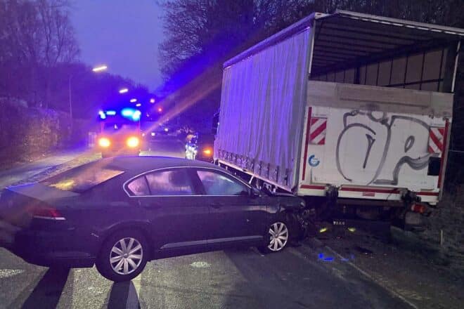 Autofahrerin kollidiert in Bielefeld mit geparktem Lkw
