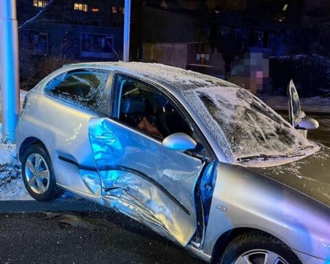 Verunfallter Seat Ibiza und Ford Grand C-Max nach Zusammenstoß in Hagen-Haspe.