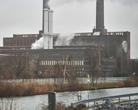 Volkswagen-Logo vor Autos, symbolisiert CO2-Senkung und EU-Regelungen zur Strafzahlung.