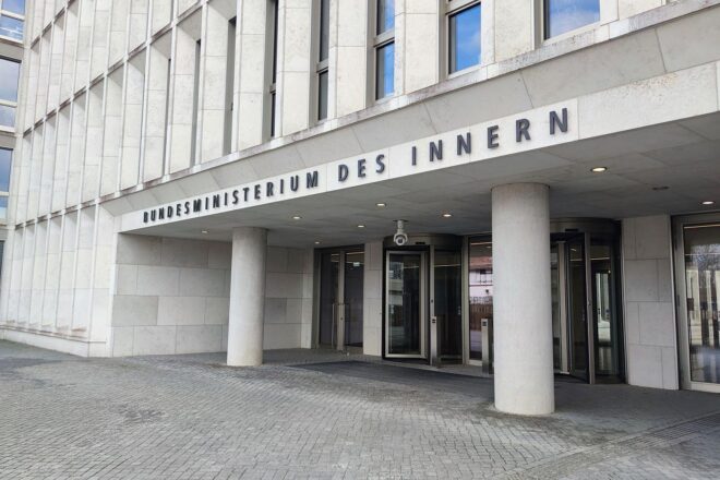 BMI: Deutschland schiebt deutlich mehr Menschen ab