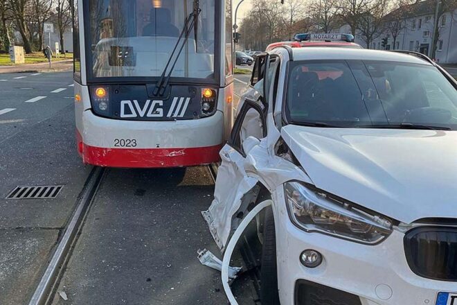 BMW kollidiert mit Straßenbahn in Duisburg-Aldenrade