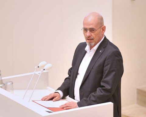 Politiker Niels-Olaf Lüders kritisiert Demokratiezustand, Forderung nach Neuwahlen und Bürgerinteressen stehen im Mittelpunkt.