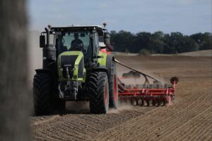 Ein Bauer mit Traktor symbolisiert die Herausforderungen der Agrarpolitik in Brandenburg.