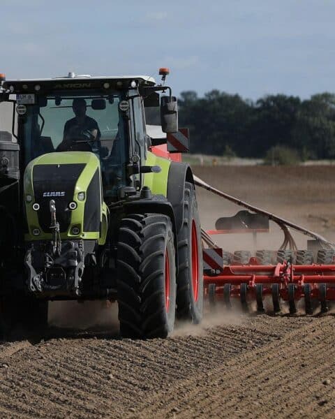 Ein Bauer mit Traktor symbolisiert die Herausforderungen der Agrarpolitik in Brandenburg.