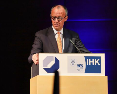 Friedrich Merz diskutiert, während Sabine Zimmermann Kritik am Arbeitszeitgesetz äußert.